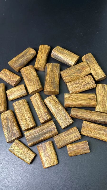 Chất lượng Qi Nan Agarwood Chunks Cốp gỗ Chiếc xe nhỏ treo nhà máy