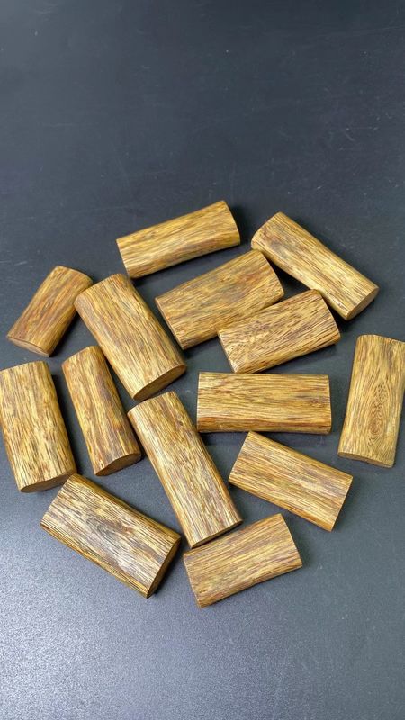 Kalite Doğal Beyaz Qinan Agarwood Ezilmiş Çiğ Ahşap Yaşlı Malzemeler Kaynar Su fabrika