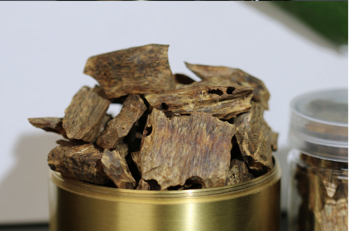 Qualität 10 g / 20 g / 50 g Roh Aloesholz-Chips / Agarholz-Chips Natürliche Weihrauchfragmente Fabrik