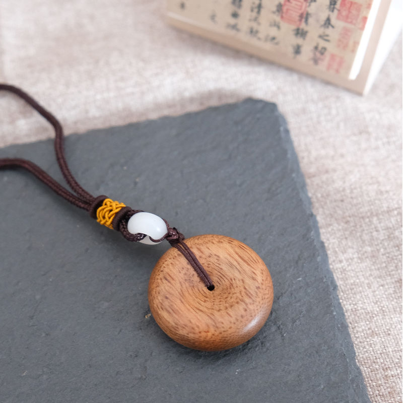 Quality Long Lasting Moderate Sillage Agarwood Pendant Lucky Card OUD Natural Raw Material factory
