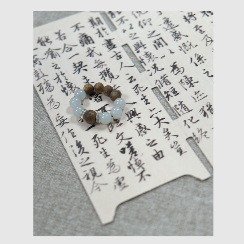 Qualità Agarwood Jade Ring Pietra naturale Effetto calmante Purificazione dell'aria fabbrica