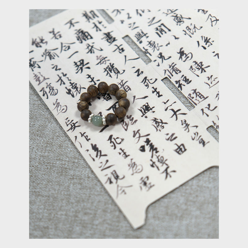 Qualità Agarwood Jade Ring Pietra naturale Effetto calmante Purificazione dell'aria fabbrica