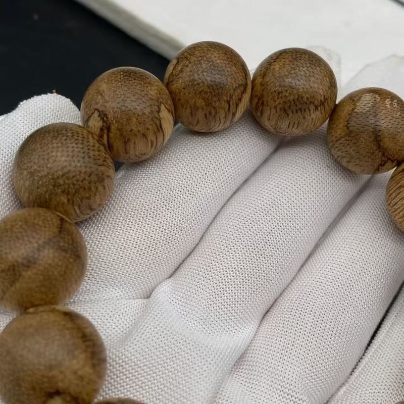Quality Natural Agarwood Beads Handmade Aromatic Prayer Beads Suitable for Meditation and Spiritual Practices factory
