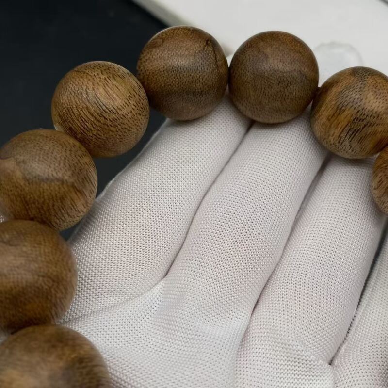Quality Natural Agarwood Beads Handmade Aromatic Prayer Beads Suitable for Meditation and Spiritual Practices factory