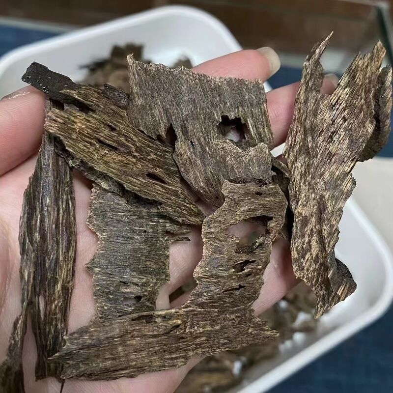 Quality Sustainably harvested OUD Agarwood raw wood chips and powder perfect for luxury perfume making incense and aroma therapy factory