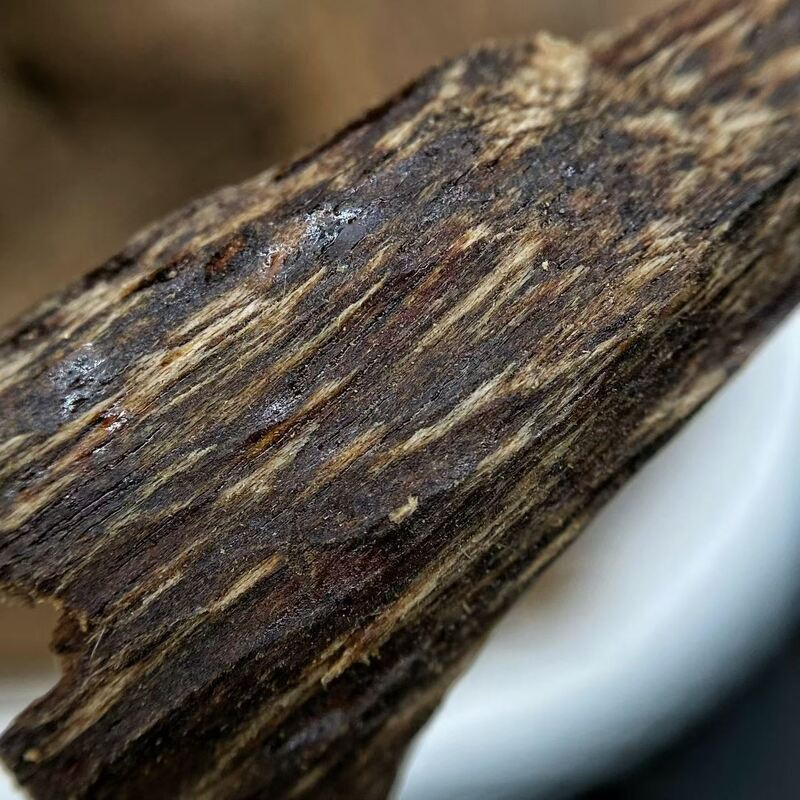 Quality Natural OUD Agarwood resin and wood pieces perfect for high end perfume manufacturing aromatic therapy and incense making factory