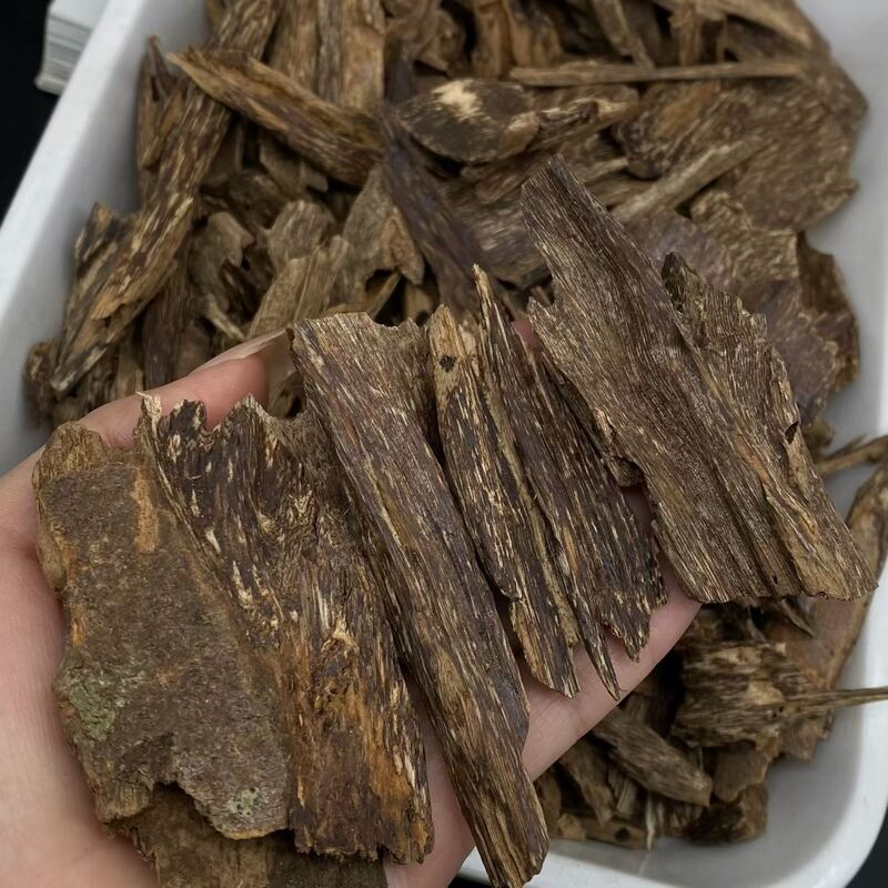Qualidade Natural OUD Agarwood resin perfect for essential oil distillation perfume creation and traditional healing formulations fábrica