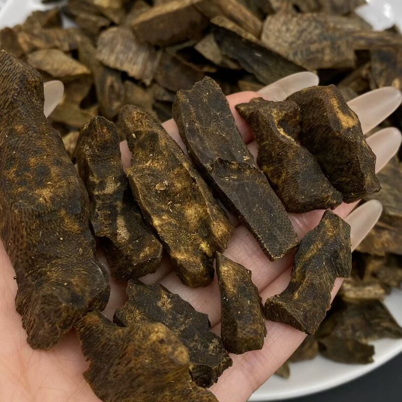 Quality Natural OUD Agarwood wood pieces and extracts suitable for high end perfume manufacturing and aromatic product development factory