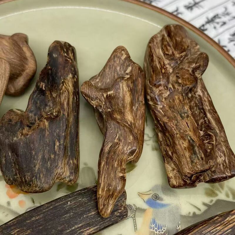 qualidade Natural OUD Agarwood aromatic resin perfect for blending into high end perfumes incense sticks and wellness formulations fábrica