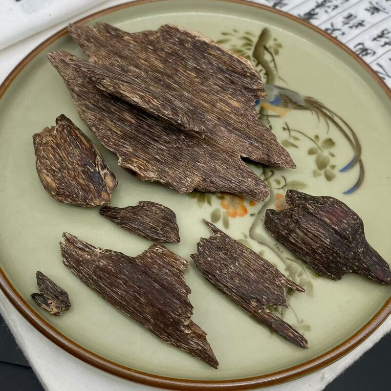Qualidade Natural OUD Agarwood resin rich wood pieces and oil extracts perfect for luxury fragrance creation and aromatic product fábrica