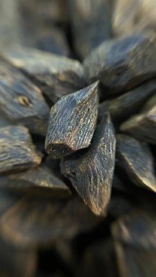 Quality Submersible Grade Qinnan Shreds Full Of Fat Oud Chips Agarwood Wood Chips factory