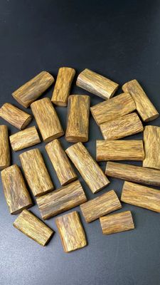 Chất lượng Qi Nan Agarwood Chunks Cốp gỗ Chiếc xe nhỏ treo nhà máy