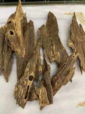 Kwaliteit 150 g Hainan Wild Agarwood Aloeswood Natuurlijke geskrapte zwarte olie Bulk Specerijen Insecten Authentiek fabriek