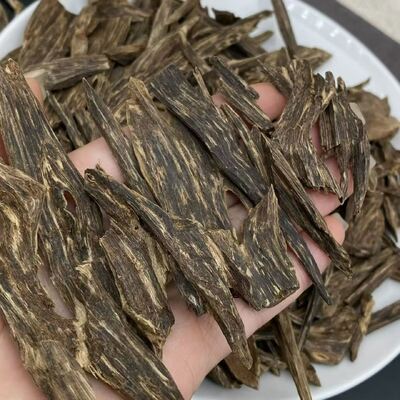 Quality High grade OUD Agarwood natural fragrant wood chips used in perfume incense and traditional aromatic product manufacturing factory