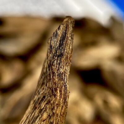 Quality Bulk OUD Agarwood natural agarwood wood and resin for essential oil extraction perfume and incense product manufacturing factory