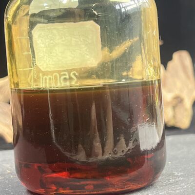Quality Budget Version Ancient Water Distilled Insect Eye Natural Agarwood Oil Pure Grade factory