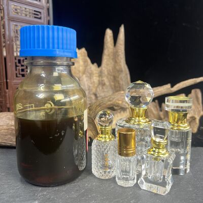 Quality Rich Woody Sweet CO2 Supercritical Fermented Agarwood Essential Oil 10.1 Aroma factory