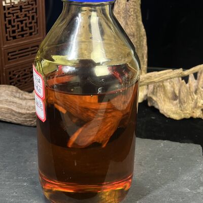 Quality Supercritical CO2 Extraction Custom Essential Oil Agarwood Aromatherapy Grade factory